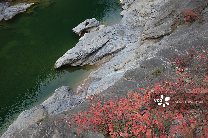 陕西省咸阳市泾阳县郑国渠泾河大峡谷：五彩滩碧水红叶图片素材