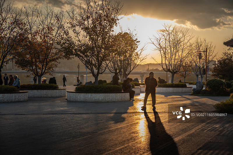 修江边的日落和游人图片素材