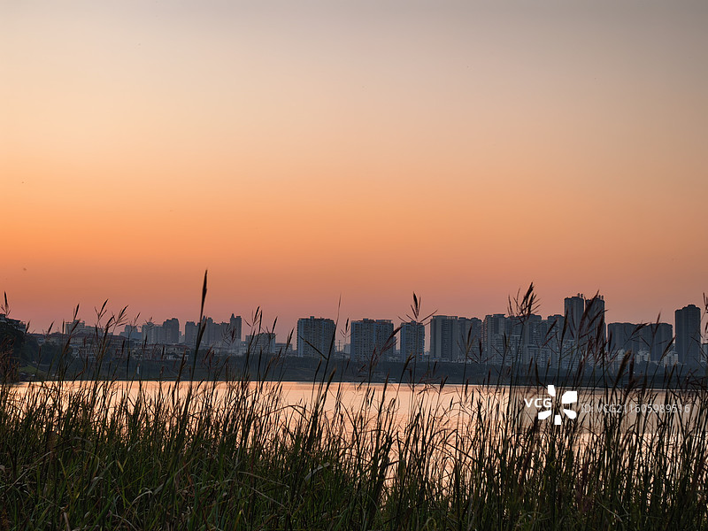 南宁邕江-大沙田滨江公园的黄昏图片素材