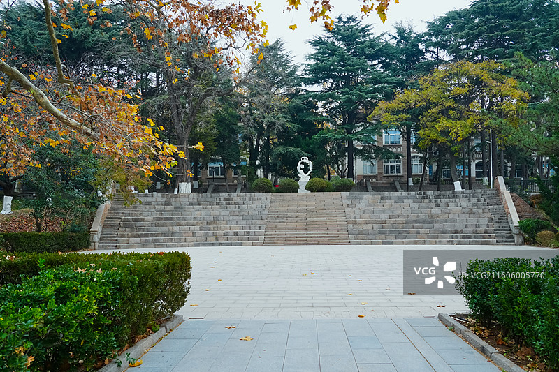 中国海洋大学六二广场   山东省青岛市中国海洋大学鱼山校区图片素材