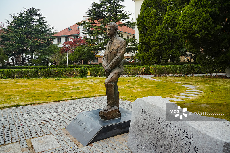 赵太侔  山东省青岛市中国海洋大学鱼山校区名人雕塑图片素材