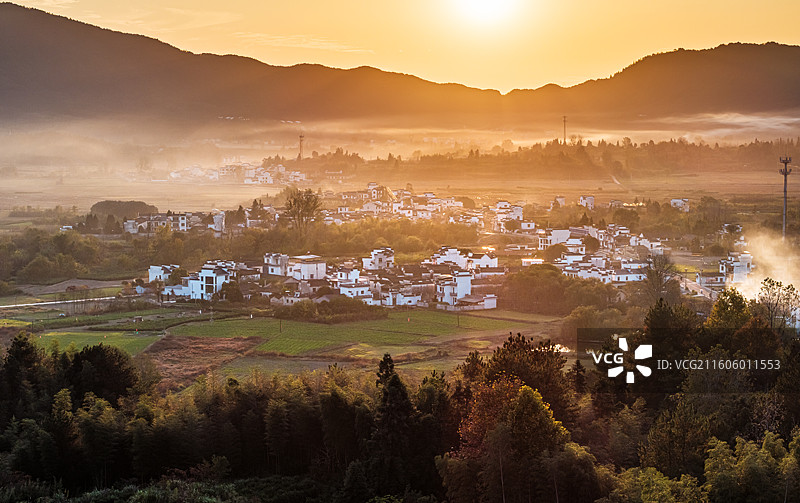 皖南秋色安徽黄山黟县南屏景区秋天日落云雾缭绕炊烟袅袅图片素材