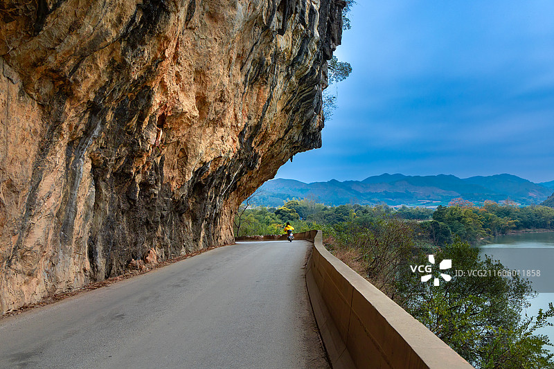 中国第一路龙凭挂壁公路：百年天路的崖壁年轮图片素材