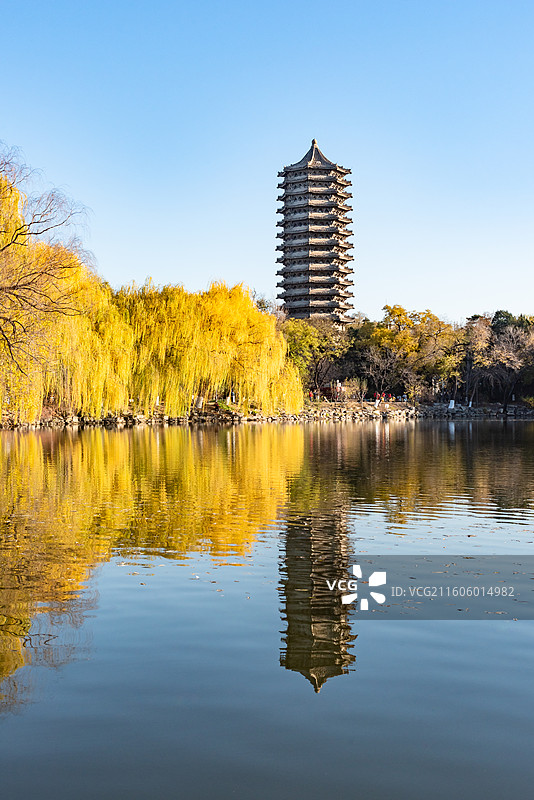 燕园风景：秋天北京大学未名湖博雅塔湖光塔影图片素材