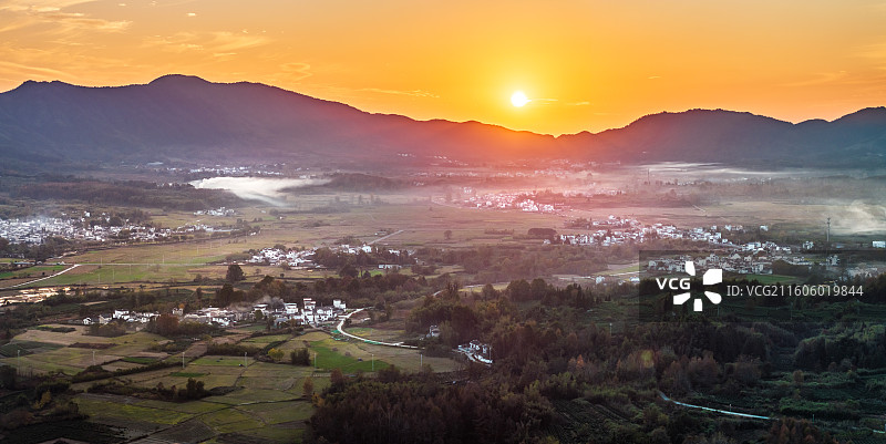 皖南秋色安徽黄山黟县南屏景区秋天日落云雾缭绕炊烟袅袅图片素材
