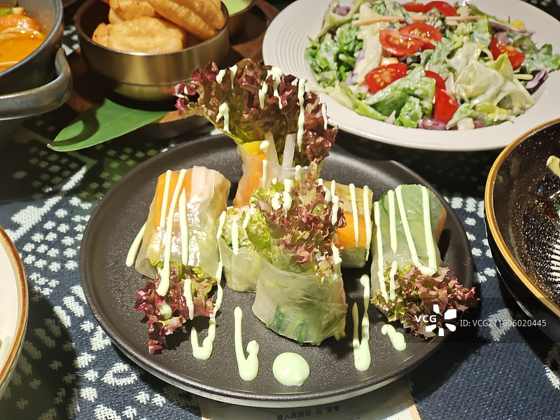 泰式香芒鲜蔬蟹肉米纸卷高视角俯拍图片素材