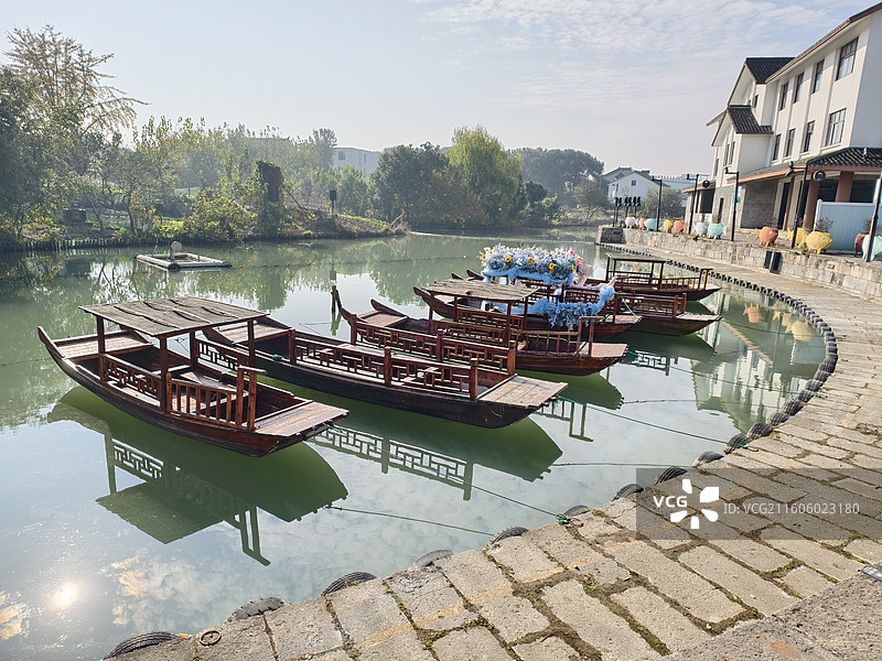 浙江湖州荻港古镇小木船图片素材