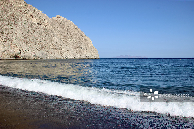 希腊圣托里尼卡马利黑沙滩海浪火山岩峭壁自然风景图片素材