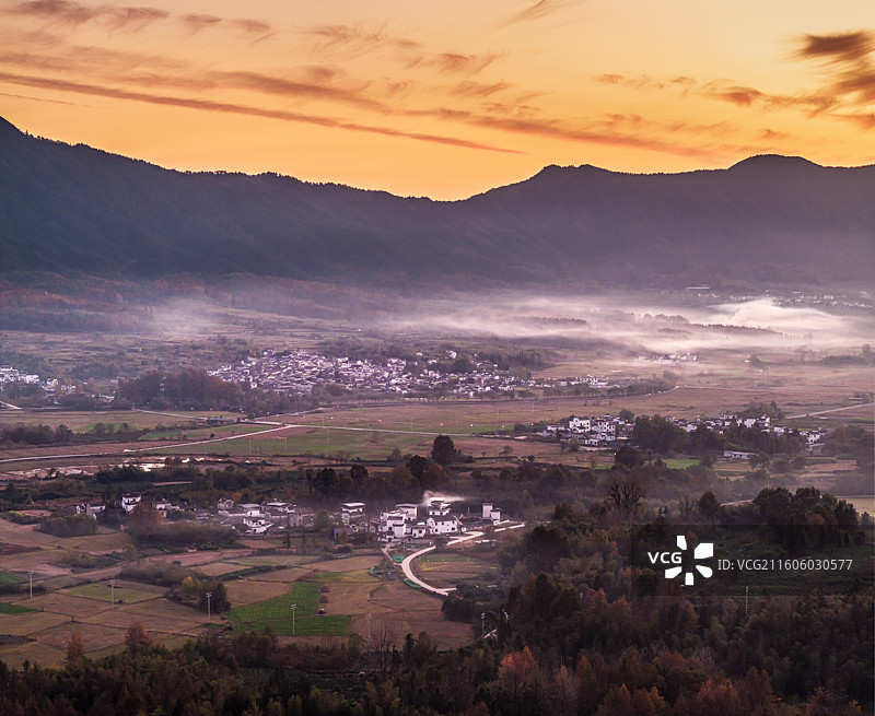 皖南秋色安徽黄山黟县南屏景区秋天日落云雾缭绕炊烟袅袅图片素材