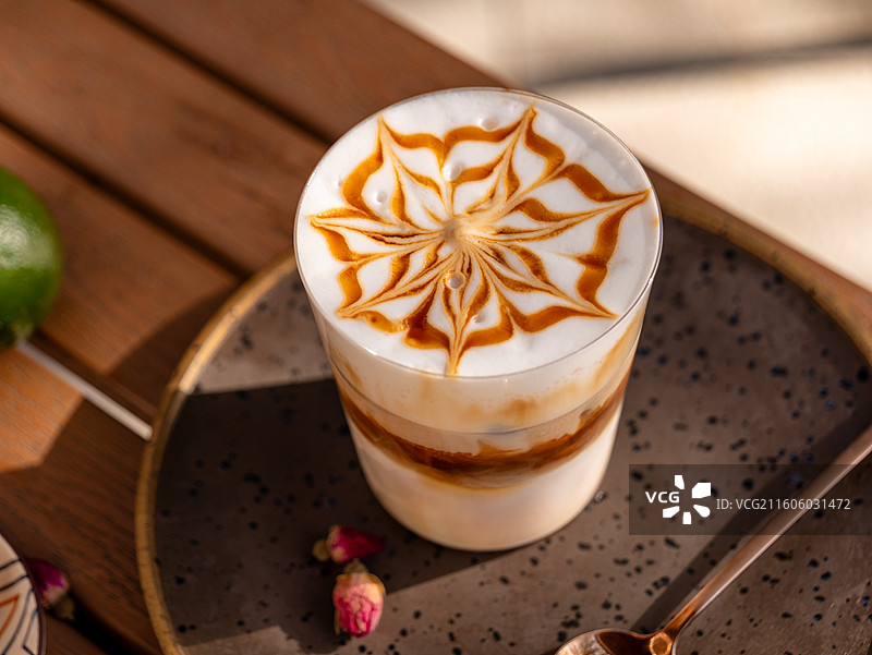 玫瑰拉花拿铁咖啡图片素材