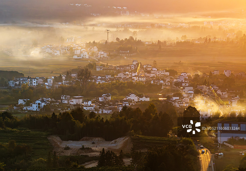 皖南秋色安徽黄山黟县南屏景区秋天日落云雾缭绕炊烟袅袅图片素材