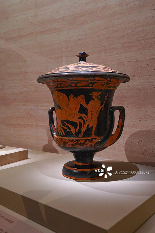 希腊国家考古博物馆藏来自希腊中部的维奥蒂亚公元前420-前410年带盖的黑底红画双耳喷口混酒器图片素材