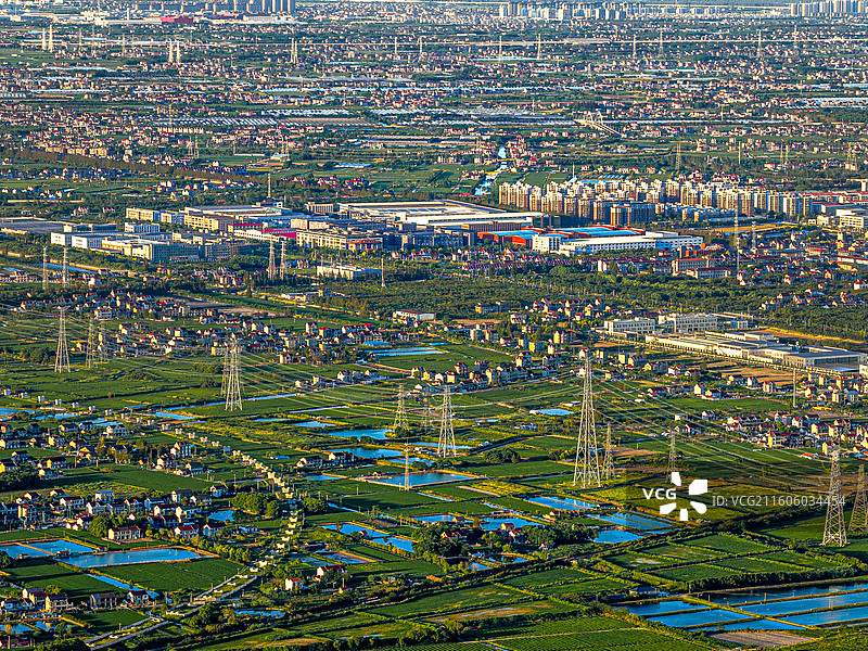 沪通铁路二期在建工程穿越浦东泥城镇与奉贤四团镇 航拍上海南部地区城市和产业发展面貌2025图片素材