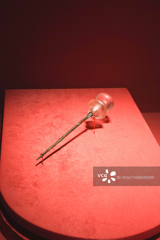 希腊国家考古博物馆藏来伯罗奔尼撒半岛公元前14世纪带有水晶头的青铜别衣针图片素材