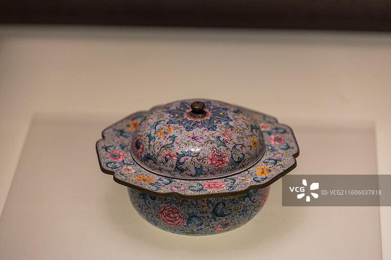 河南博物院，清朝文物，画珐琅花卉带盒香盒图片素材
