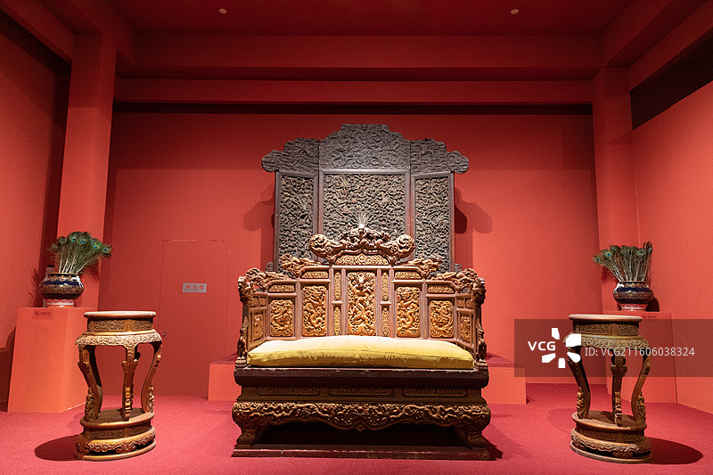 清金漆雕龙纹有束腰带托泥七屏式宝座图片素材