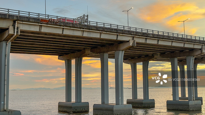 傍晚黄昏海边日落晚霞夕阳图片素材