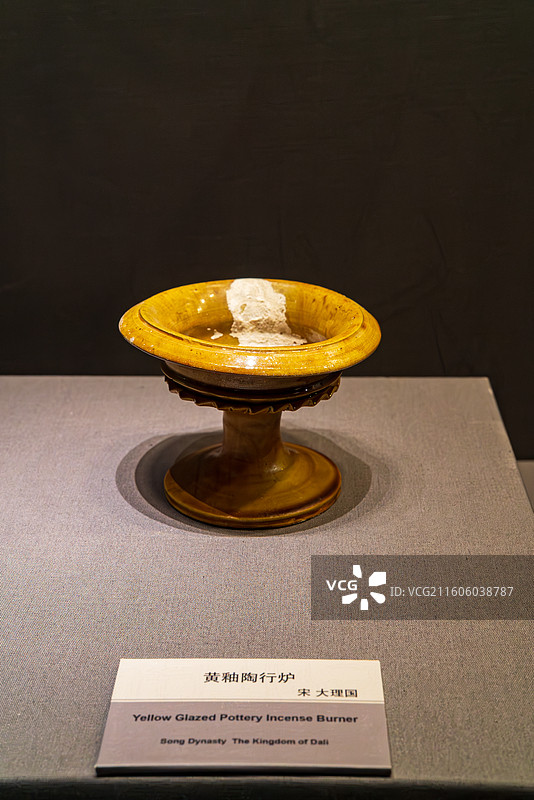 黄釉陶香炉展品图片素材