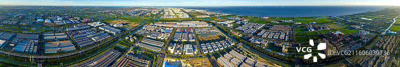 360度全景航拍上海临港新能源汽车产业集群 特斯拉超级工厂 奉贤蓝湾产业社区 杭州湾北岸图片素材