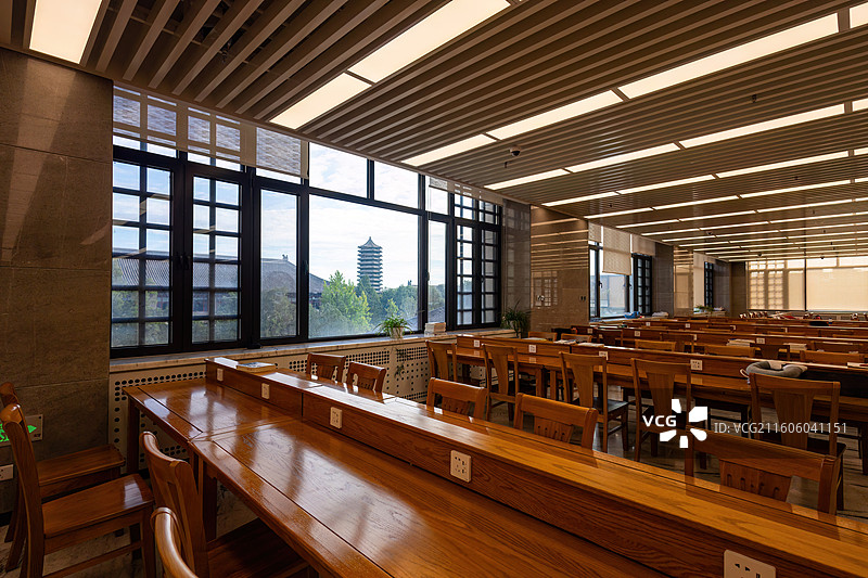 看得到博雅塔的北京大学图书馆阅览座位图片素材