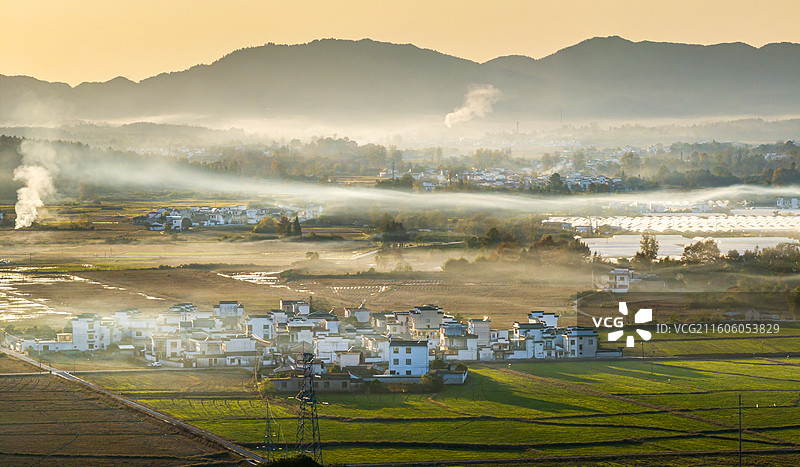 皖南秋色安徽黄山黟县南屏景区秋天日落云雾缭绕炊烟袅袅图片素材