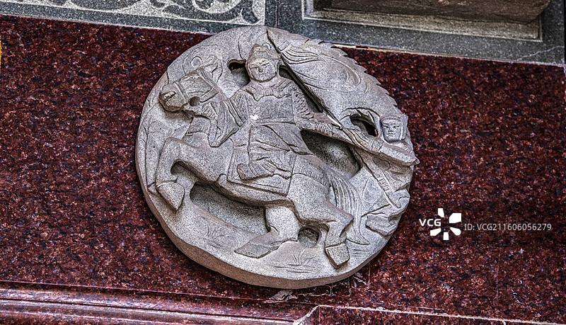 福建泉州浔埔顺济宫妈祖宫一进正大门门额古人物武将骑马步兵扛枪跟随圆形青石雕刻左1图片素材