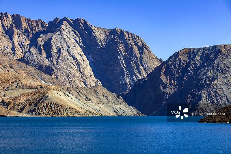 蓝天下的高原湖泊班迪尔蓝湖图片素材