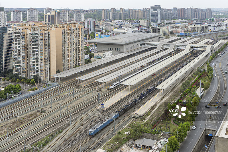 HXD11机车牵引货车通过宝成铁路绵阳站图片素材