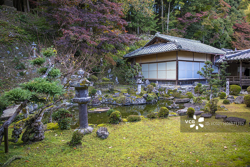 日本滋贺县西教寺的秋季风光图片素材