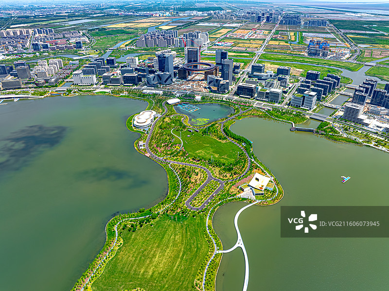 上海临港滴水湖北岛公园沿岸游步道 滴水云厅规划馆 星月草甸城市湿地 逸景冲浪水上嘉年华图片素材