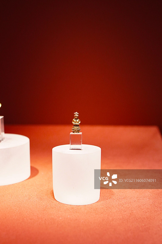 希腊国家考古博物馆藏来伯罗奔尼撒半岛公元前14世纪捧盒女子形金吊坠图片素材