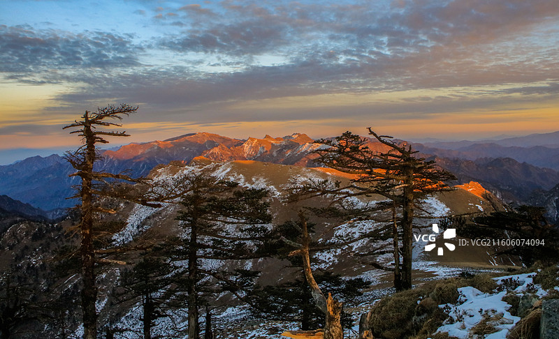 秦岭镀金时刻：随着落日逐渐没入山后，秦岭由低到高，由白而黄而赤，逐渐镀上一层金色。美艳梦幻。图片素材