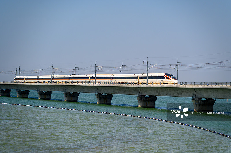 元荡湖中沪苏湖高铁大桥水上高铁列车图片素材