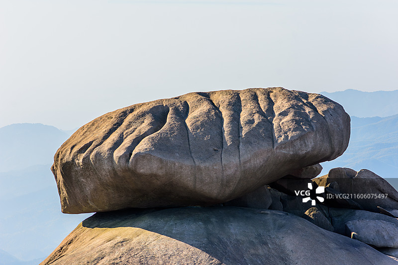 安徽安庆，天柱山风光：飞来石。图片素材