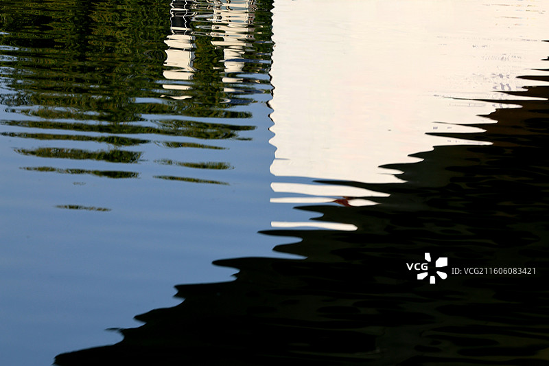 池塘平静水面的石块特写图片素材