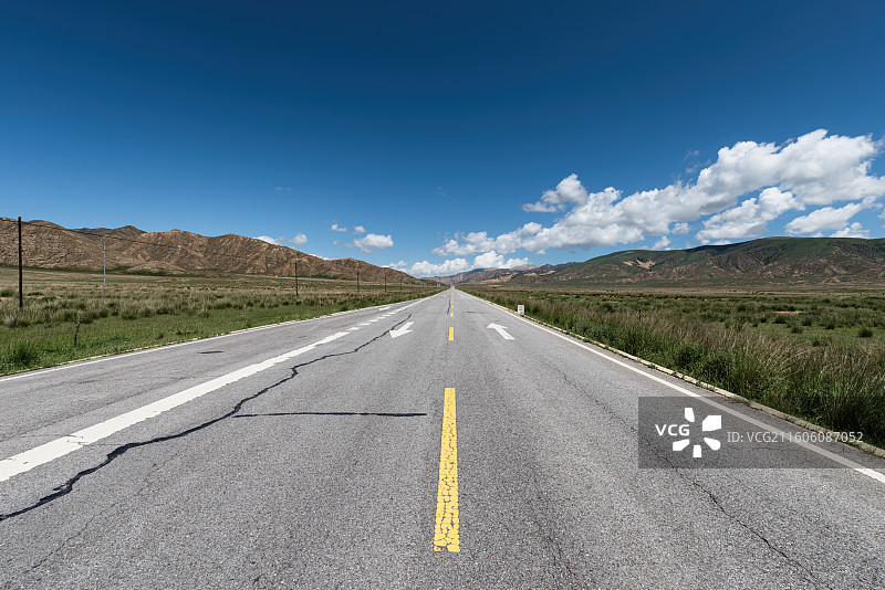 晴朗天气青海省荒漠戈壁公路背景图图片素材