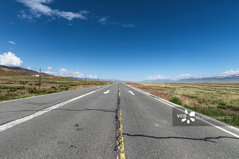 晴朗天气青海省荒漠戈壁公路背景图图片素材