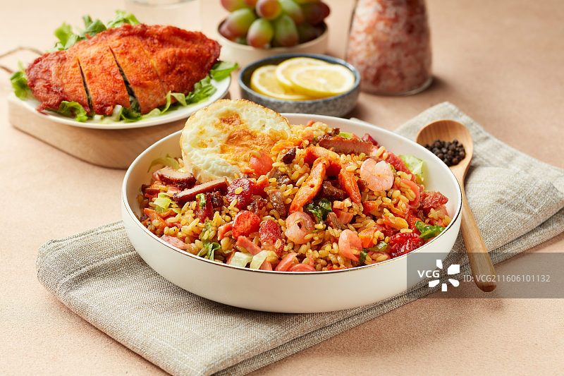 煎鸡蛋虾仁猪排炒饭图片素材