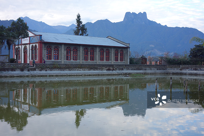 云南省怒江州福贡县老姆登村：皇冠峰晚霞和老姆登基督教堂图片素材