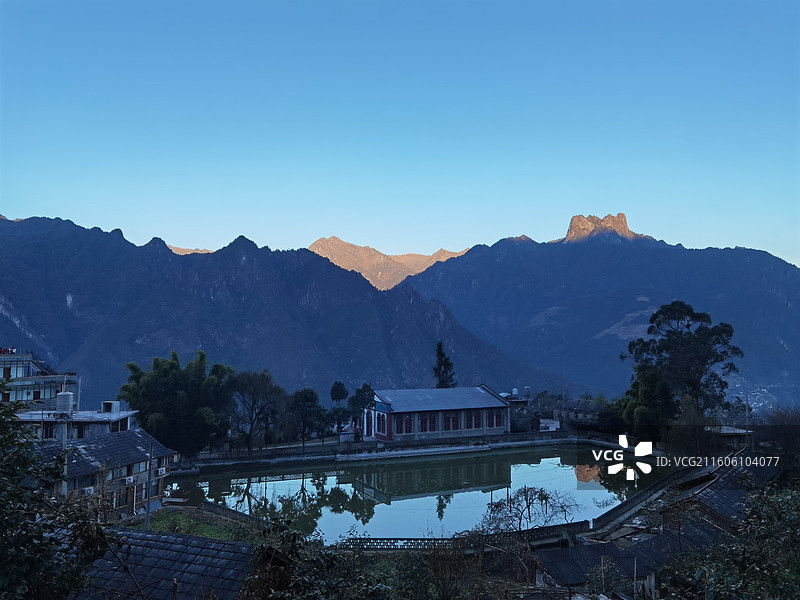 云南省怒江州福贡县老姆登村：皇冠峰日出和老姆登基督教堂图片素材