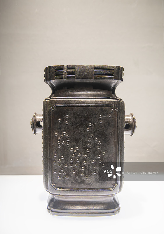 龙纹铜投壶（明代）图片素材