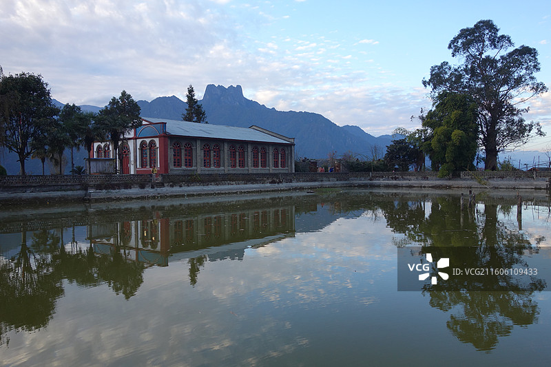 云南省怒江州福贡县老姆登村：皇冠峰晚霞和老姆登基督教堂图片素材