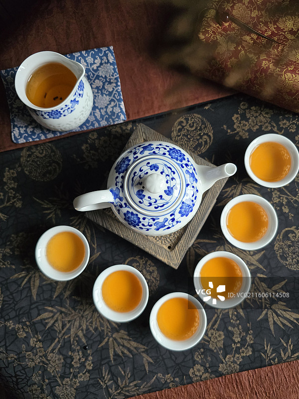 静物桌上青花缠枝纹茶壶茶杯茶汤俯拍图图片素材