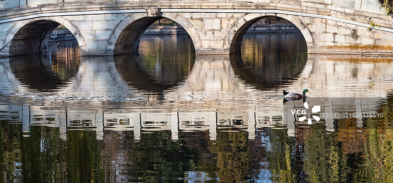 燕园风景：北京大学校友桥状元桥图片素材