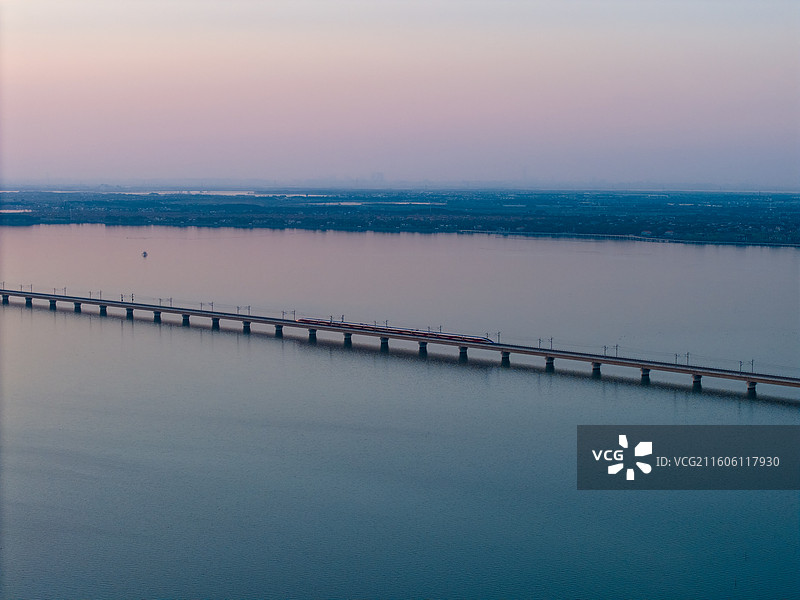 元荡湖中沪苏湖高铁大桥水上高铁轨道大桥日落图片素材