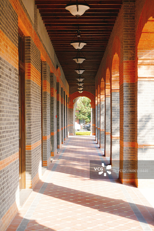 华东政法大学（长宁校区）东风楼图片素材