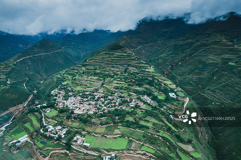 岷县占扎路村附近的地貌梯田图片素材