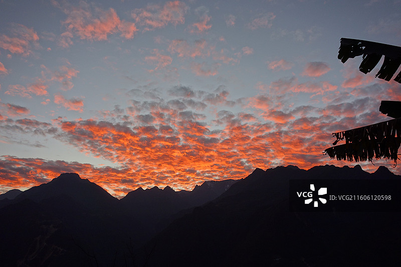 云南省怒江州福贡县老姆登村：皇冠峰晚霞落霞红霞图片素材