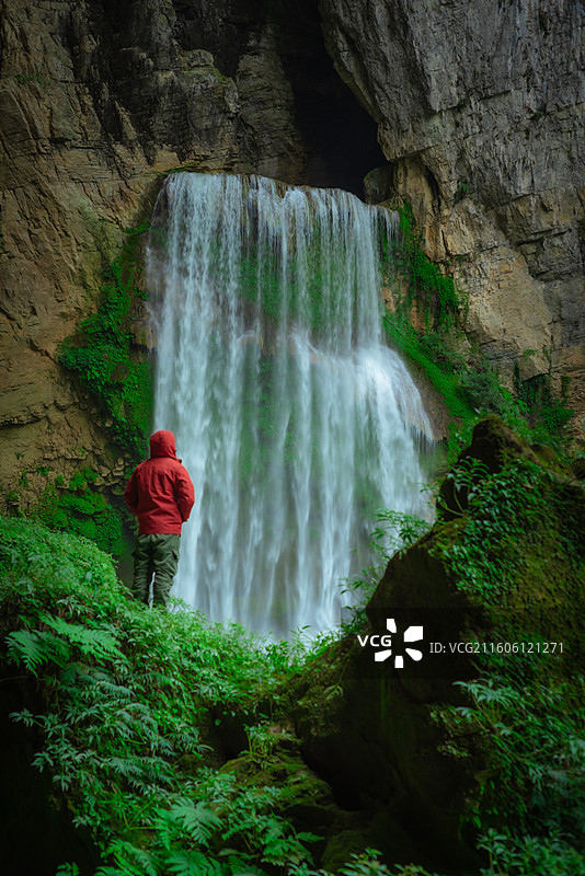 航拍贵州羊皮洞瀑布图片素材