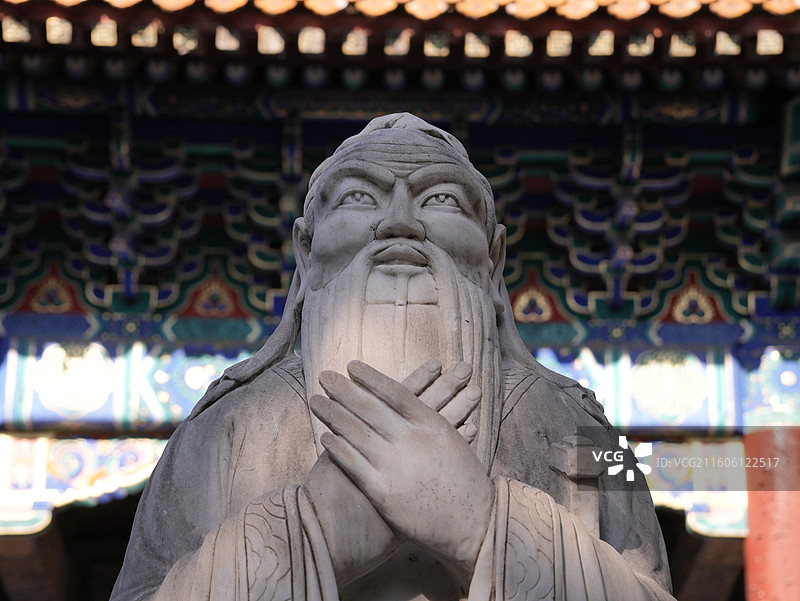 北京孔庙大成门前的孔子雕像图片素材